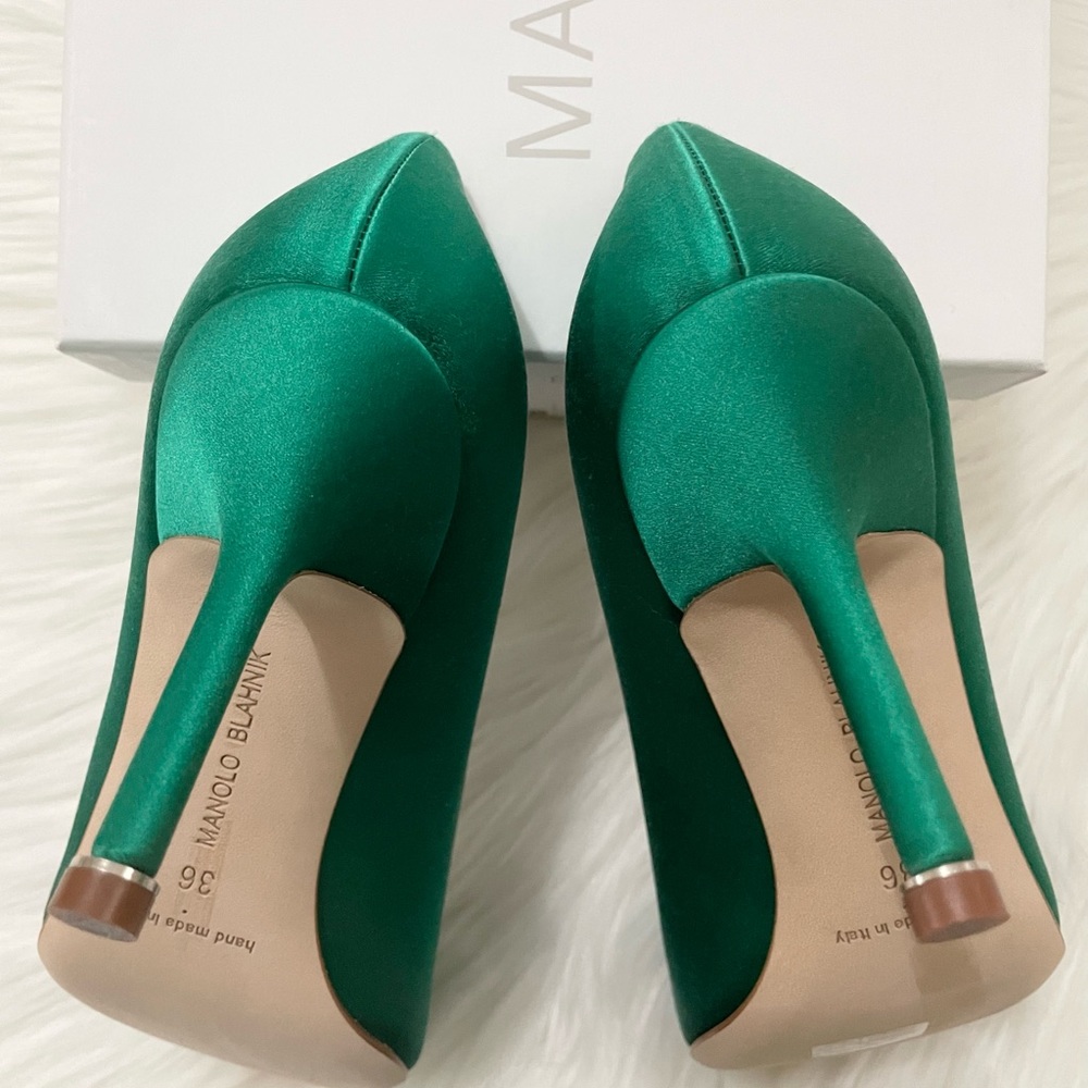 Manolo Blahnik Hangisi 90 Embellished Satin Pumps - Picture 10 of 10